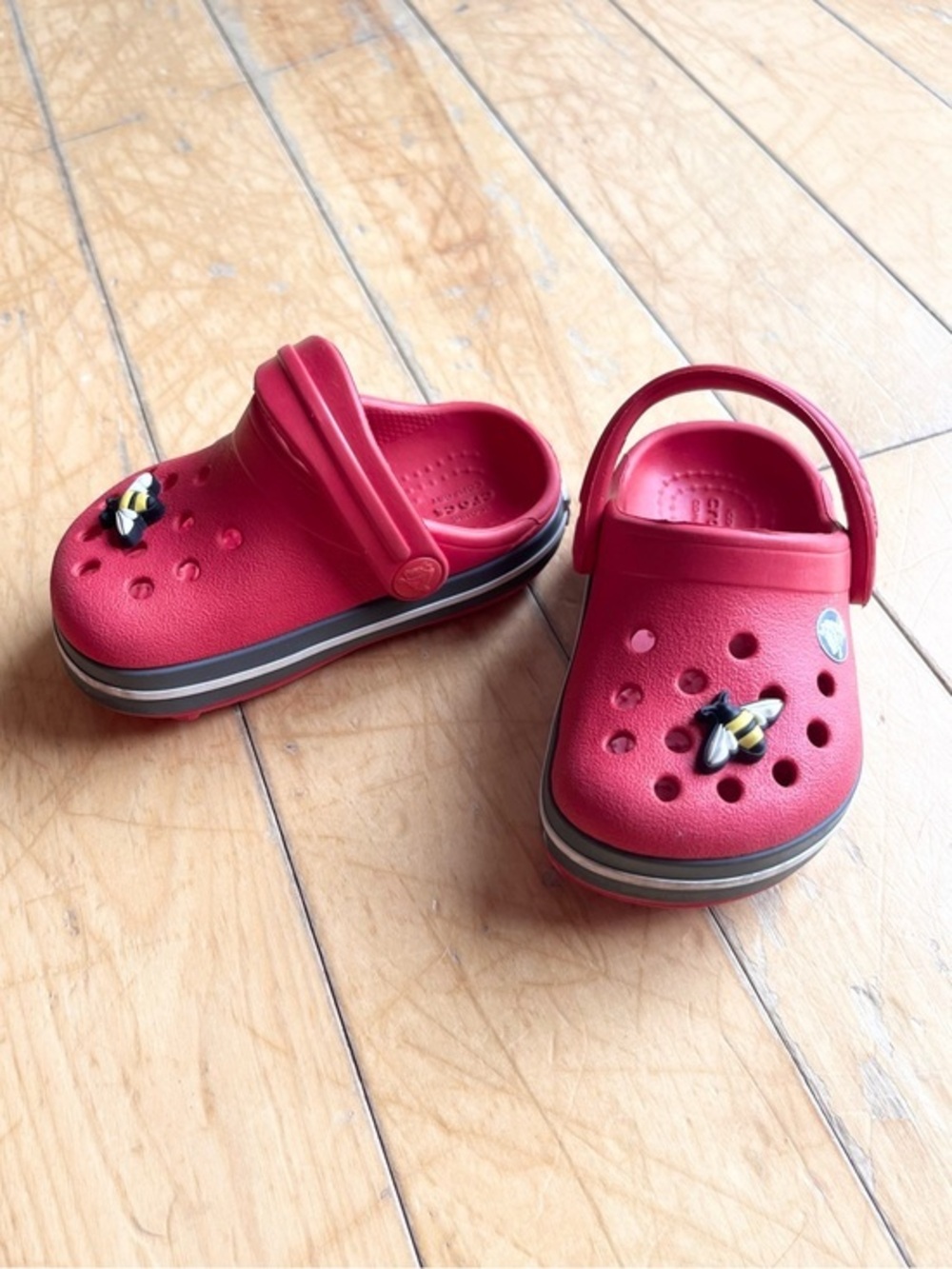 Crocs Red Classic Clog with Bee Charms Size 4 (Baby)